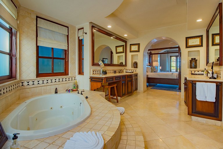 Cab019 - Exclusive 4 bedroom sea front villa in Los Cabos