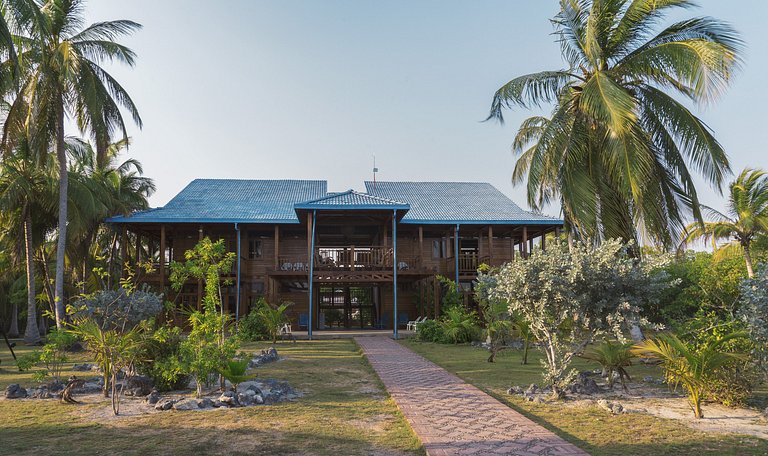 Car001 - Beach house with pool on Tintipan Island