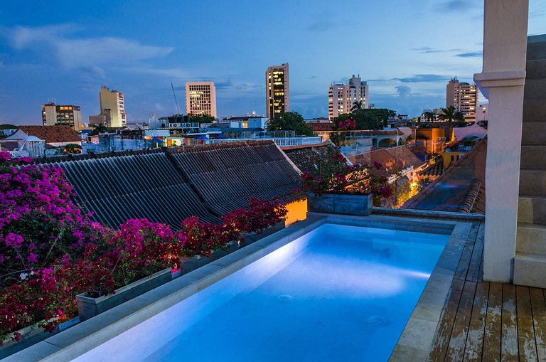 Car091 - Linda vila com piscina no Centro Historico