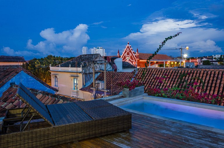 Car091 - Linda vila com piscina no Centro Historico