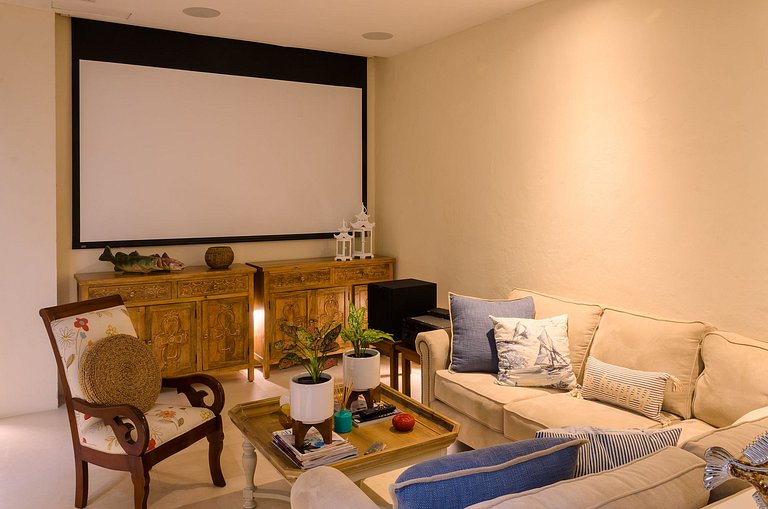 Car091 - Linda vila com piscina no Centro Historico