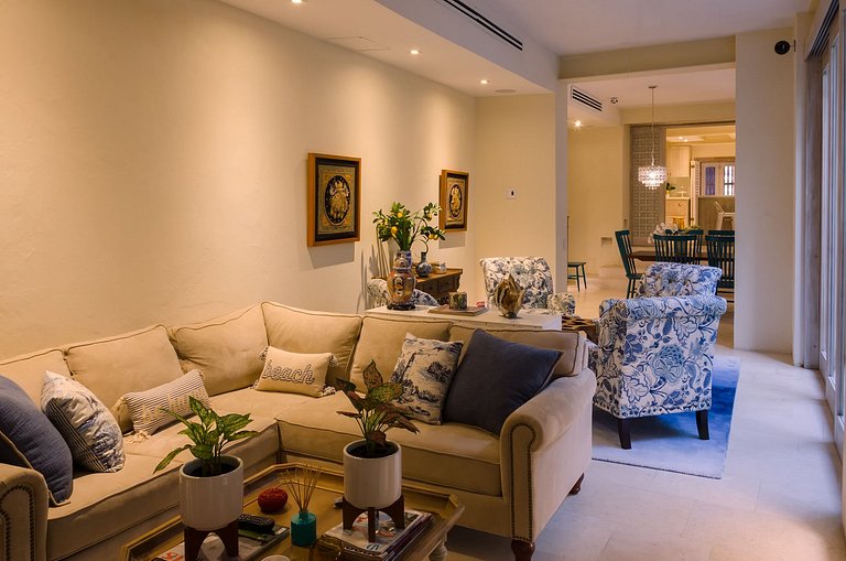 Car091 - Linda vila com piscina no Centro Historico