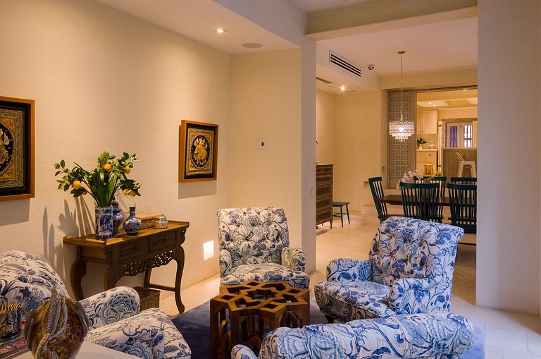 Car091 - Linda vila com piscina no Centro Historico