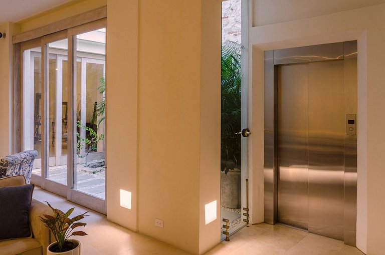 Car091 - Linda vila com piscina no Centro Historico