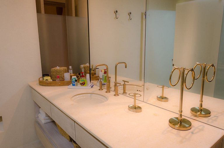 Car091 - Linda vila com piscina no Centro Historico