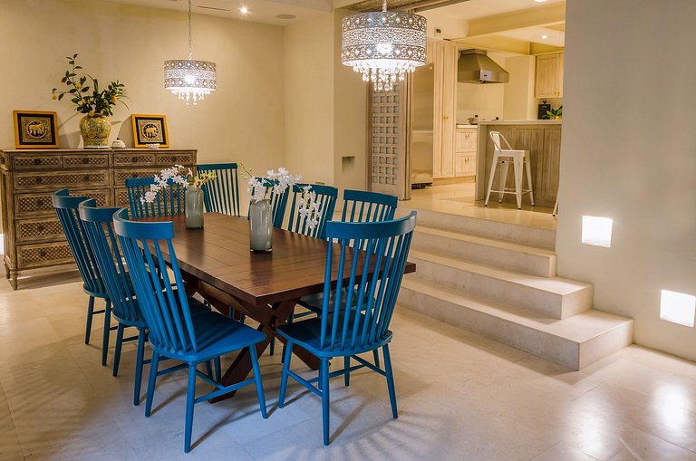 Car091 - Linda vila com piscina no Centro Historico