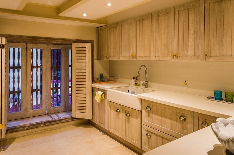 Car091 - Linda vila com piscina no Centro Historico