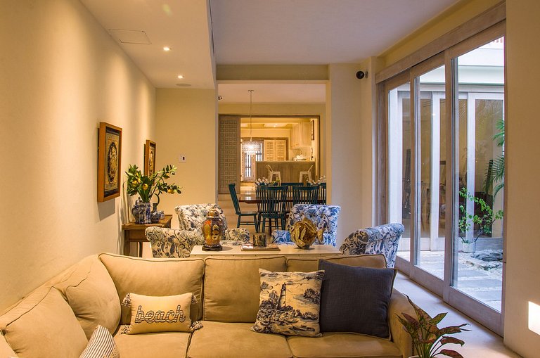 Car091 - Linda vila com piscina no Centro Historico