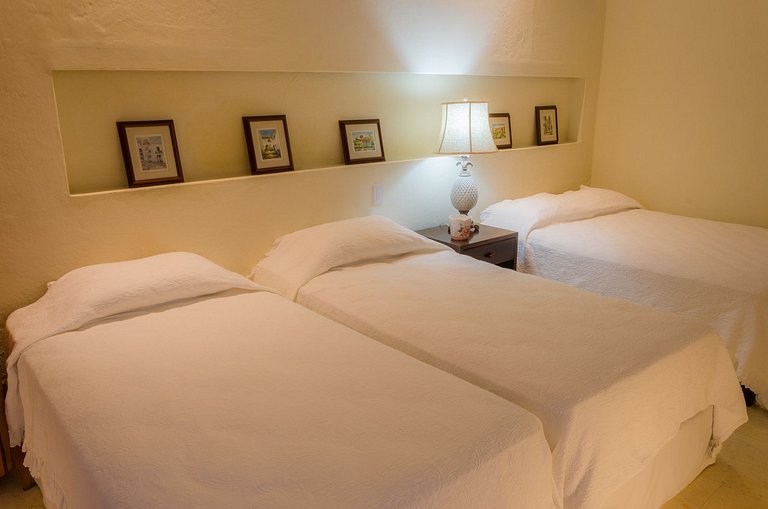 Car091 - Linda vila com piscina no Centro Historico