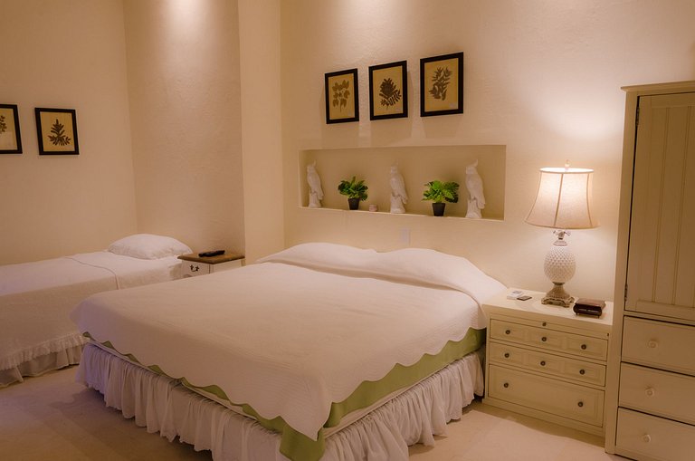 Car091 - Linda vila com piscina no Centro Historico