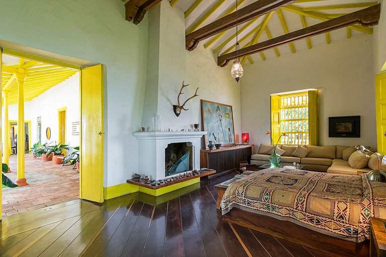 Med078 - Historical house in the hills of Medellin