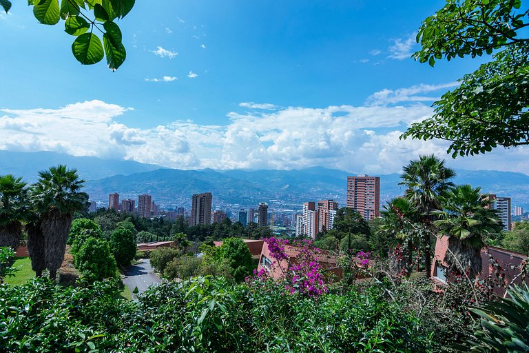 Med078 - Historical house in the hills of Medellin