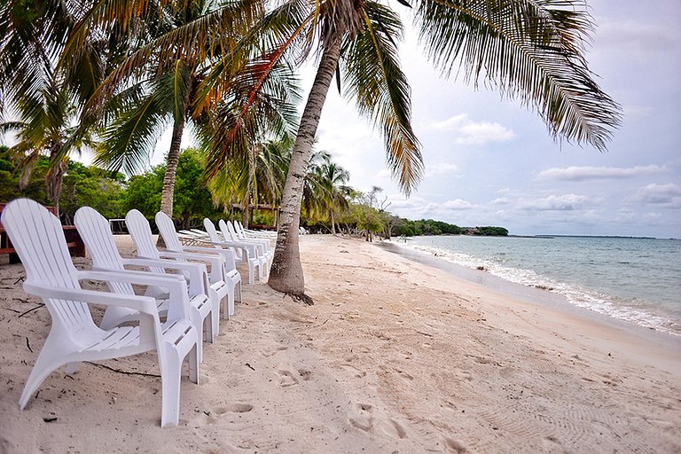 Car074 - Beautiful beachfront house with pool in Cartagena