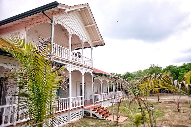 Car074 - Beautiful beachfront house with pool in Cartagena