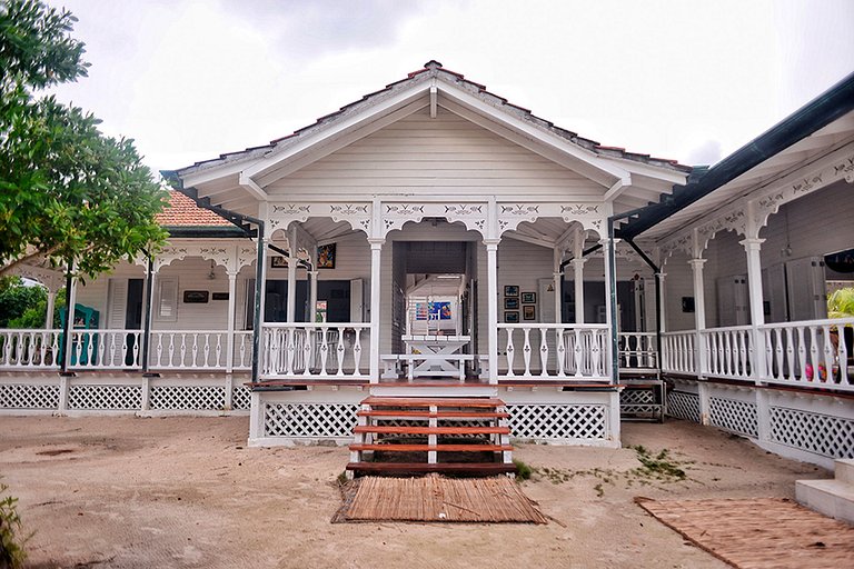 Car074 - Beautiful beachfront house with pool in Cartagena