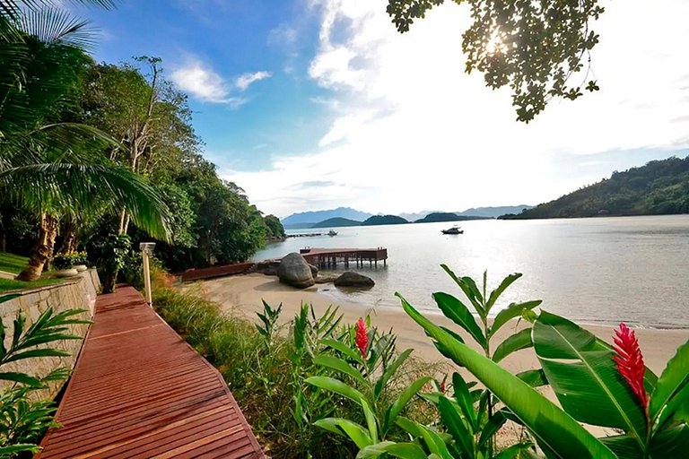 Ang046 - Beautiful beachfront mansion in Angra dos Reis