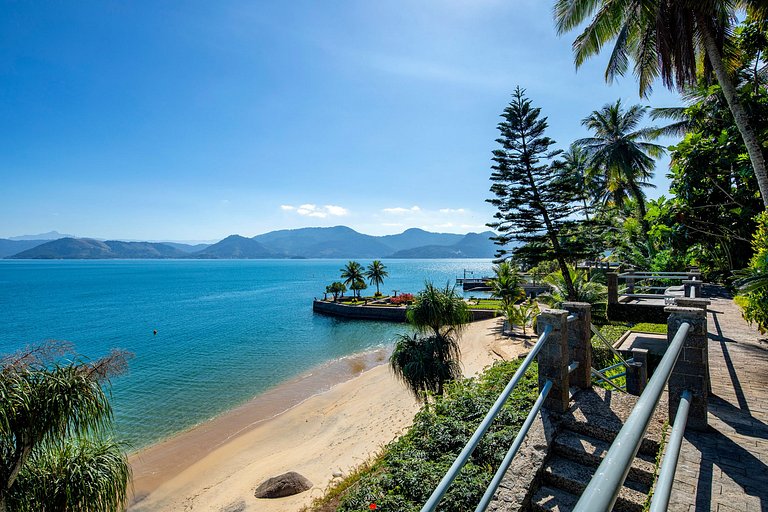 Ang060 - Beachfront villa with 8 suites in Angra dos Reis
