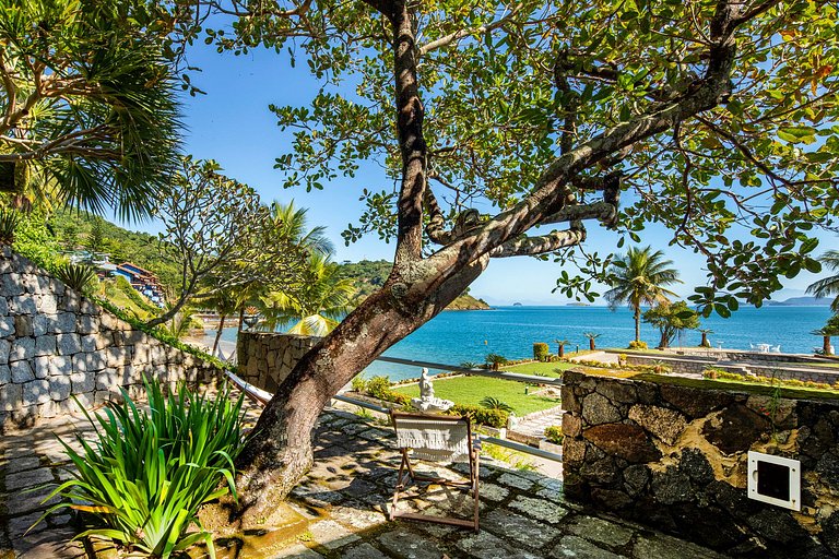 Ang060 - Beachfront villa with 8 suites in Angra dos Reis