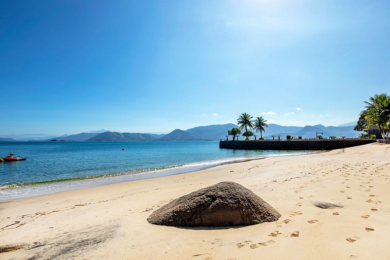 Ang060 - Beachfront villa with 8 suites in Angra dos Reis