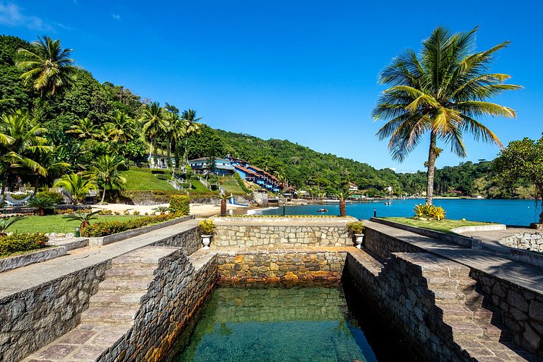 Ang060 - Beachfront villa with 8 suites in Angra dos Reis