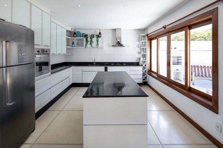 Buz049 - Great 8 bedroom house near Ferradura beach