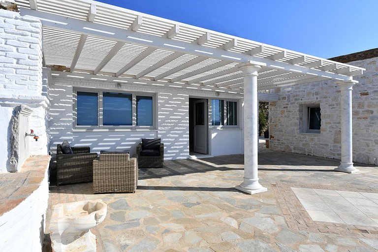 Cyc057 - Villa in the south west of the island of Paros