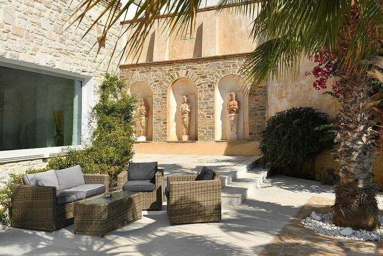 Cyc057 - Villa in the south west of the island of Paros
