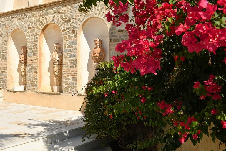 Cyc057 - Villa in the south west of the island of Paros