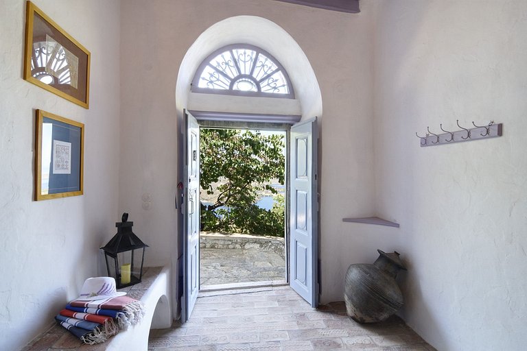 Cyc061 - Villa from an 18th-century estate in Patmos