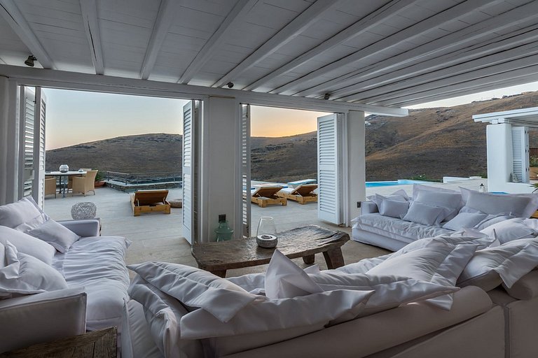 Cyc064 - Villa in Syros overlooking the Aegean Sea