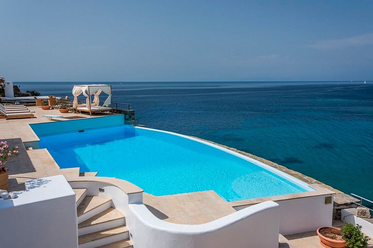 Cyc064 - Villa in Syros overlooking the Aegean Sea