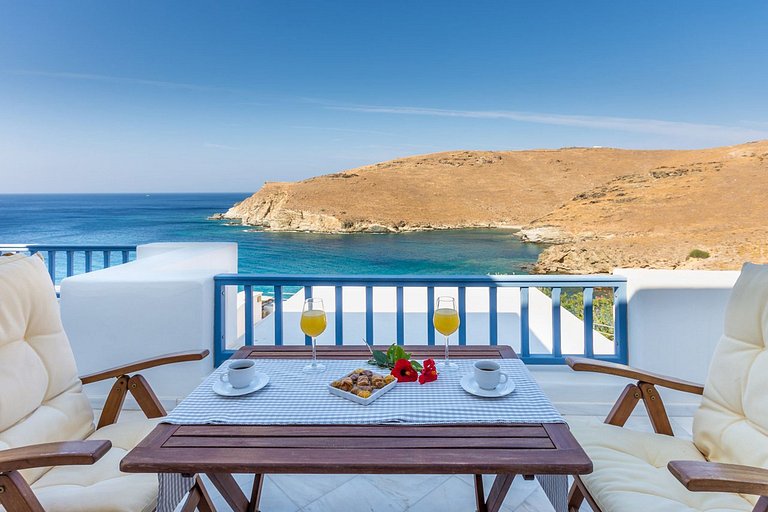 Cyc064 - Villa in Syros overlooking the Aegean Sea