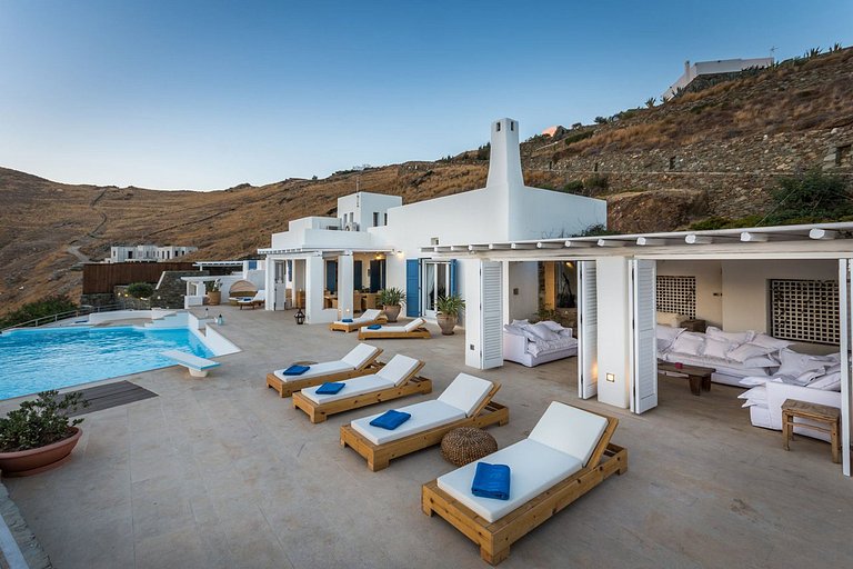Cyc064 - Villa in Syros overlooking the Aegean Sea