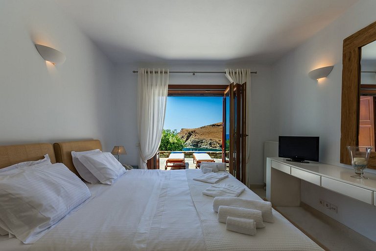 Cyc064 - Villa in Syros overlooking the Aegean Sea