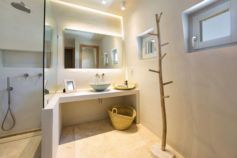 Cyc059 - Seafront 4-Bedroom Villa with Pool in Paros
