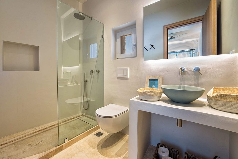 Cyc059 - Seafront 4-Bedroom Villa with Pool in Paros