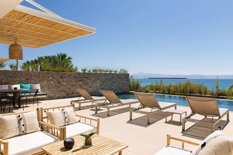Cyc059 - Seafront 4-Bedroom Villa with Pool in Paros