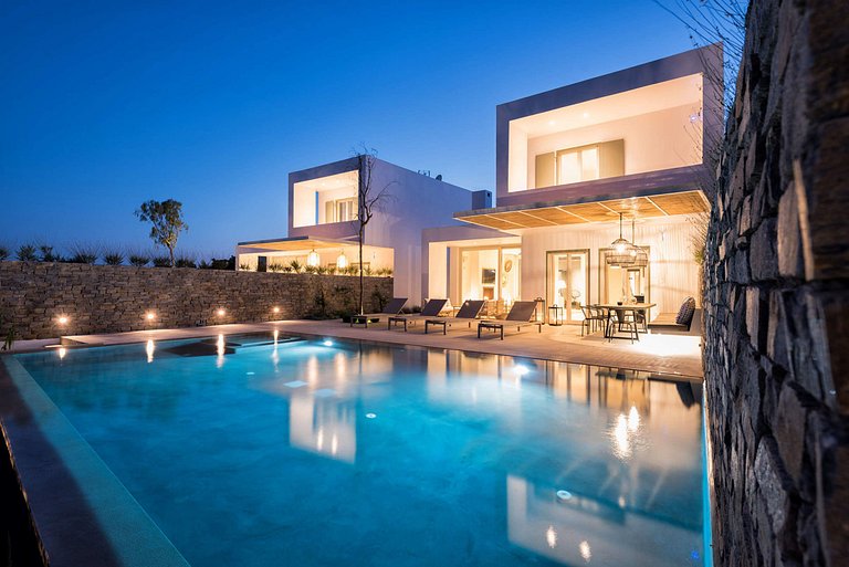 Cyc059 - Seafront 4-Bedroom Villa with Pool in Paros