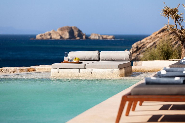 Cyc081 - Villa at the edge of the rock, Mykonos