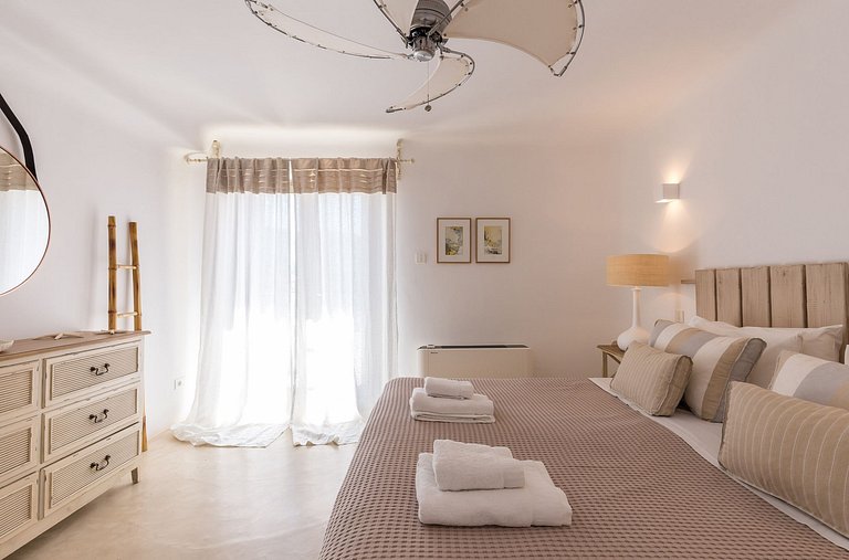 Cyc080 - Villa by the golden beach, Mykonos