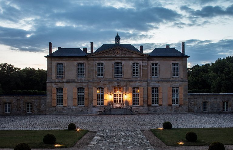 Idf002 - Historic landmark château near Paris