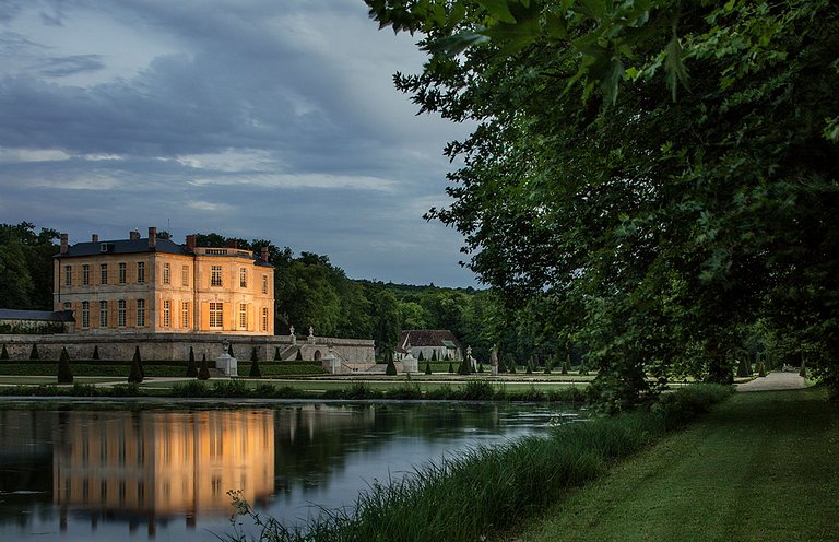 Idf002 - Historic landmark château near Paris