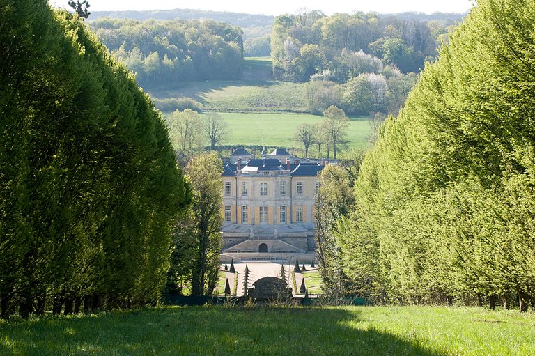 Idf002 - Historic landmark château near Paris