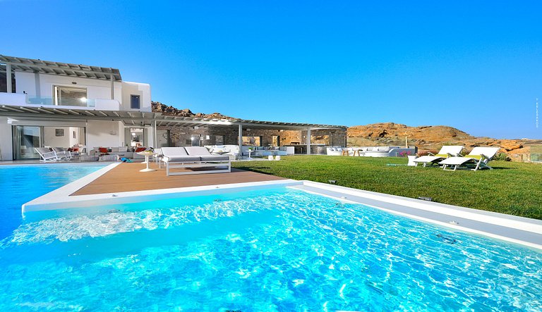 Cyc084 - Villa above Elia beach, Mykonos