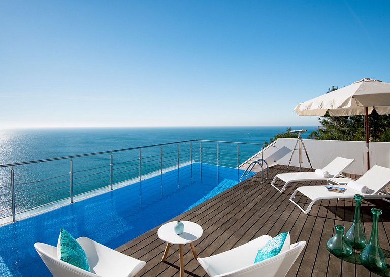 Alg003 - Villa on the clifftop of Praia de Salema, Algarve