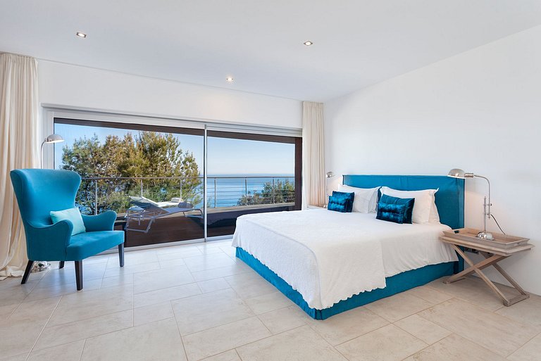 Alg003 - Villa on the clifftop of Praia de Salema, Algarve