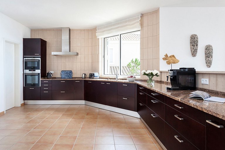 Alg004 - Contemporary villa in the western Algarve