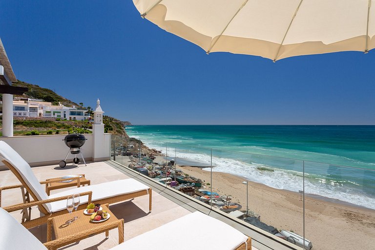 Alg006 - Beachside house, Salema, Algarve