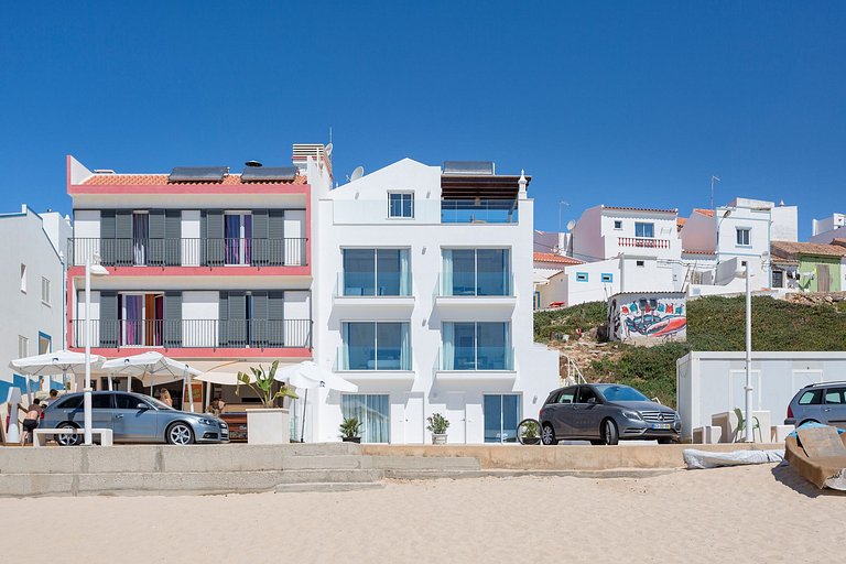 Alg006 - Beachside house, Salema, Algarve
