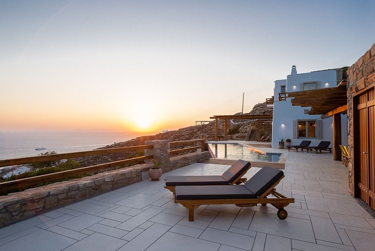 Cyc065 - Villa on a rocky hillside with overlooks Mykonos